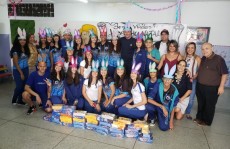 Estudantes realizam uma ação solidária em creche