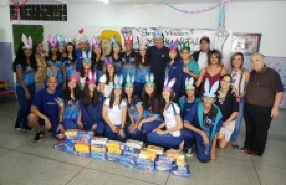 Estudantes realizam uma ação solidária em creche