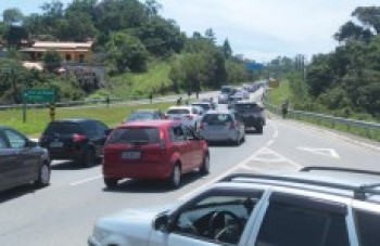 Deslizamento de terra interdita SP-98