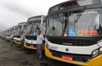 Prefeito entrega 20 veículos para renovar frota municipal