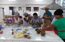 Grupo de mulheres participa de uma oficina de tapioca