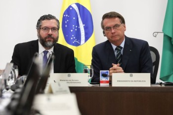 Bolsonaro exibe remédio em videoconferência