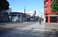 Empresários pressionam, mas grandes lojas seguem fechadas