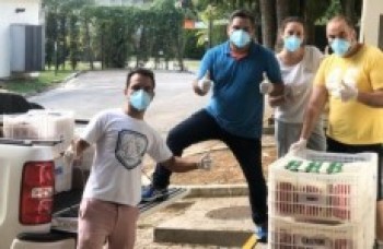 Equipe recebe doações de alimentos e de roupas
