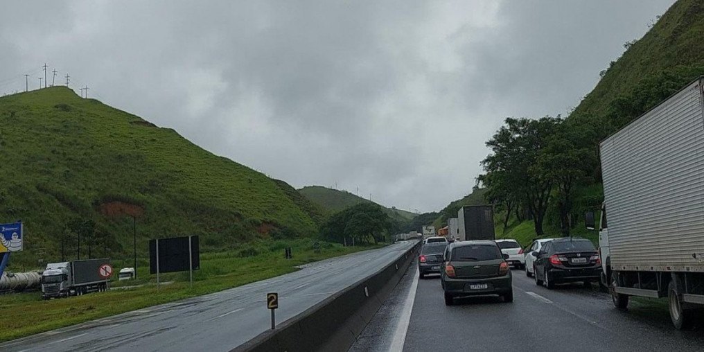 Queda de barreira provoca interdição na Via Dutra, no Rio