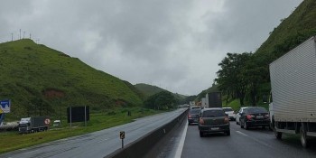 Queda de barreira provoca interdição na Via Dutra, no Rio