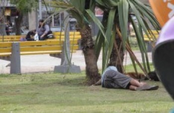 Andarilhos tomam conta em praças no centro de Suzano