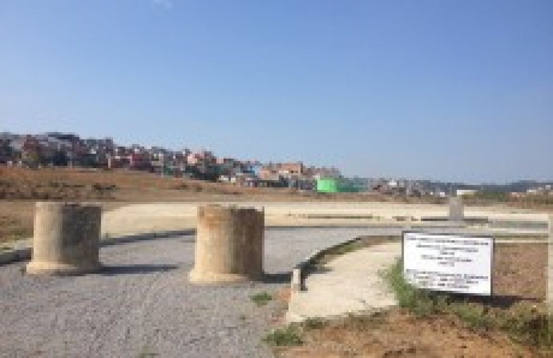 Área de shopping recebe terraplanagem