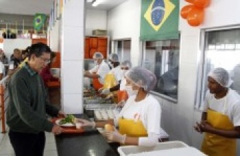 Mamoru prestigia 6º aniversário do Bom Prato de Itaquá