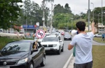 Moradores fazem protesto na SP-88