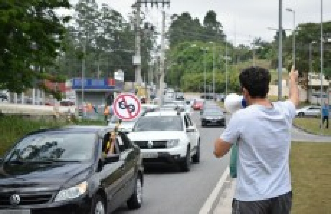 Moradores fazem protesto na SP-88
