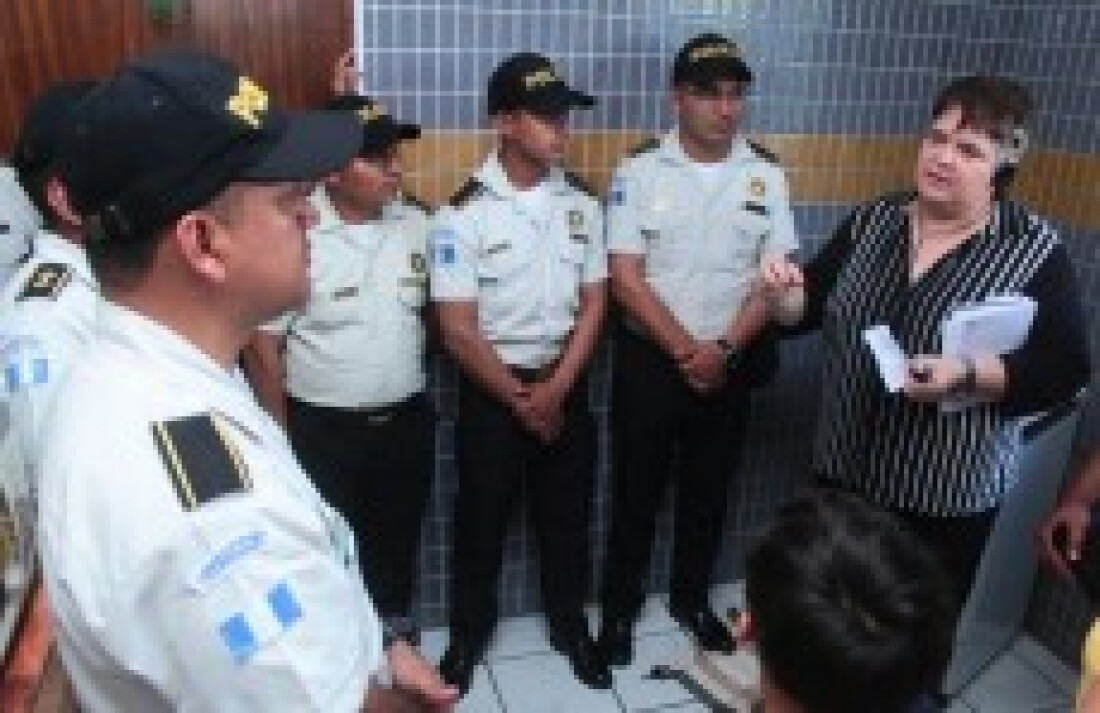 Policiais da Guatemala visitam Base Comunitária