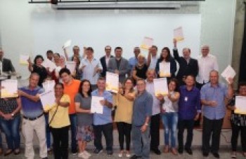 Moradores recebem títulos de regularização fundiária