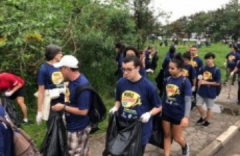 Caminhada ecológica recolhe resíduos