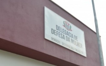 Homem é preso após ameçar filho com faca