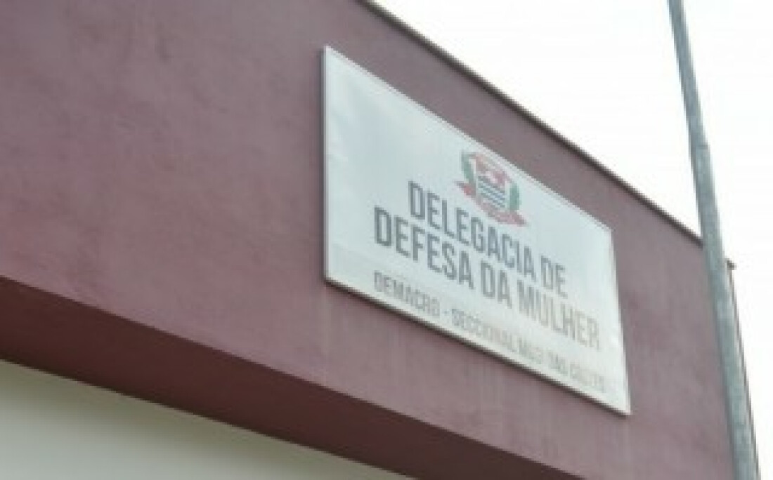Homem é preso após ameçar filho com faca