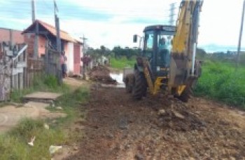 Rua Ruanda recebe camada de cascalho