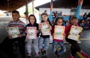 Escolas recebem apostilas do Projeto Jovens Empreendedores