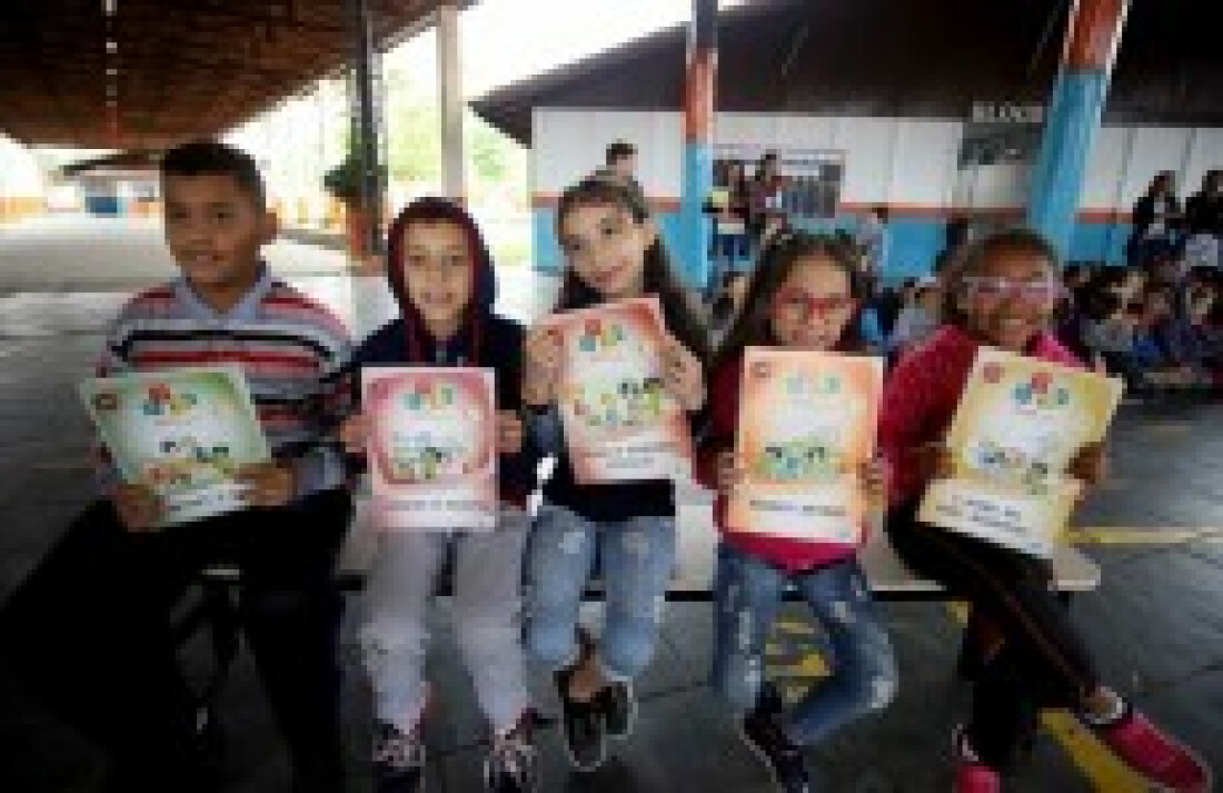 Escolas recebem apostilas do Projeto Jovens Empreendedores