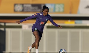 Com pão de queijo, torcedores se reúnem para assistir jogo do Brasil