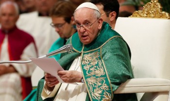 Papa diz a pessoa transgênero: "Deus nos ama como somos"