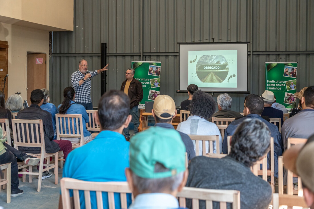 “Dia de Campo” leva orientações sobre fruticultura a agricultores e produtores rurais de Guararema