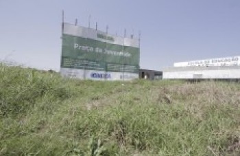 Falta de repasses atrasa construção de praça