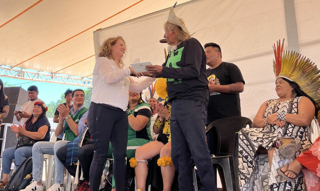 Cacique Raoni recebe carta do rei britânico Charles III