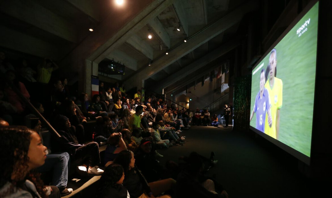 Torcedores lamentam derrota do Brasil diante da França