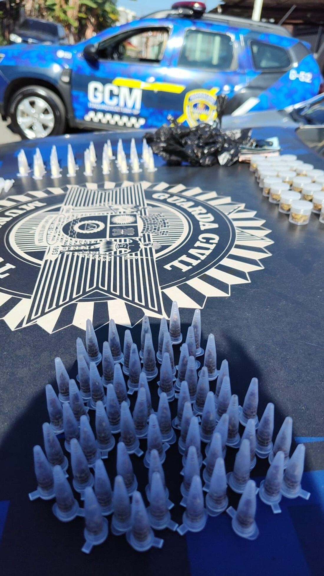  GCM de Itaquá apreende mais de mil porções de drogas, dinheiro e recupera veículo