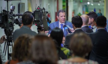 Taxa de juros do cartão de crédito vai "cair muito", diz Haddad