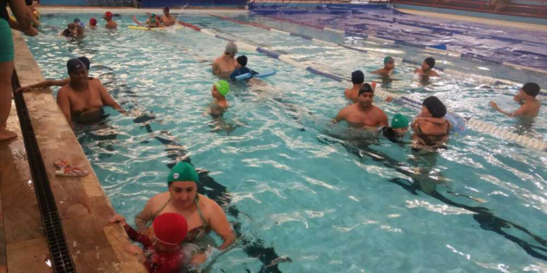 Projeto "Natação Terapêutica", realizado no Parque Max Feffer, dobra o número de participantes com autismo