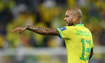 Daniel Alves é indiciado por agressão sexual pela Justiça na Espanha
