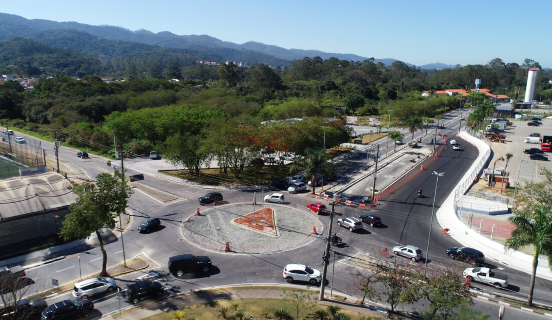 Obras na rotatória próxima ao Mercado do Produtor entram em uma nova etapa