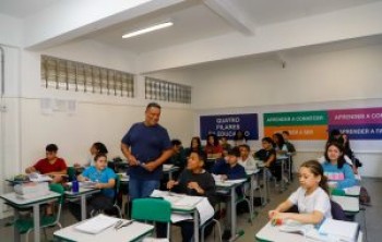 Diretor em sala de aula divide opiniões 