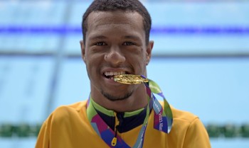 Gabriel Araújo fatura bicampeonato mundial nos 50 metros costas