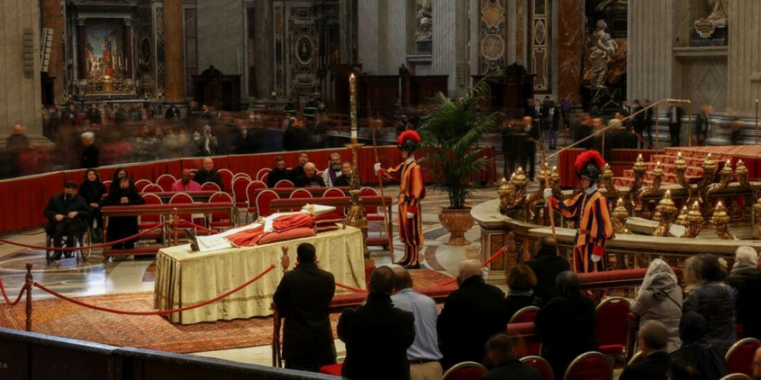 Papa elogia Bento XVI; Vaticano se prepara para funeral