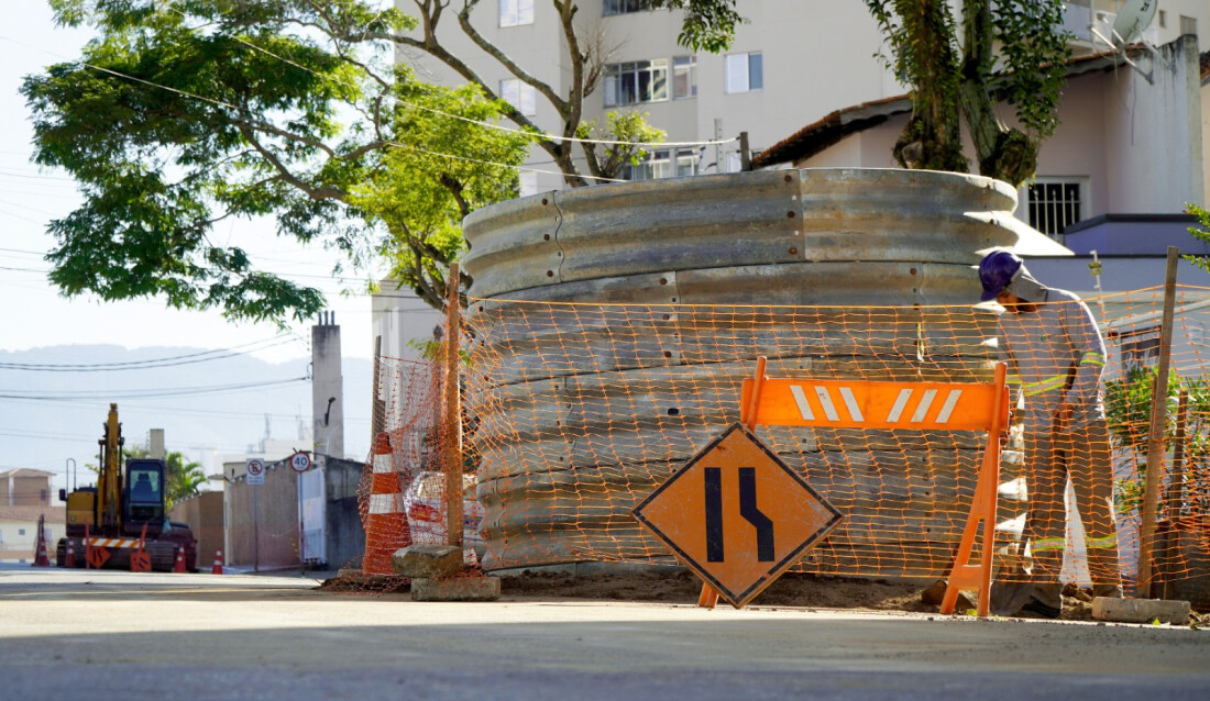 Rua Lara ficará interditada a partir desta quarta (9) para obra de coletor de esgoto