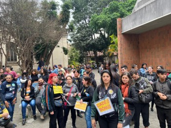 Manifestação marca início da greve de Etecs e Fatecs 