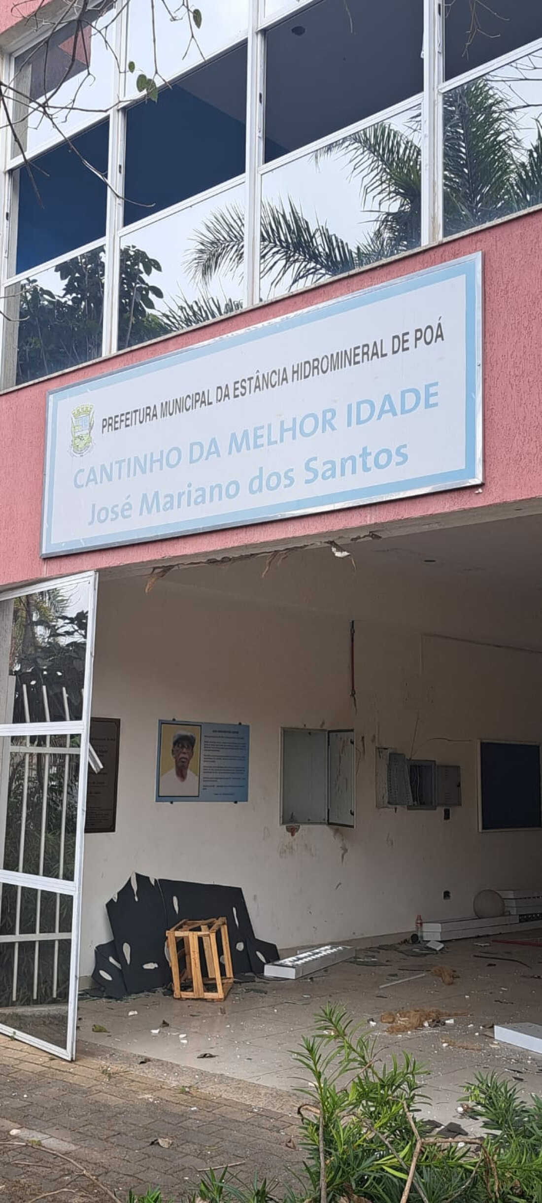 Cantinho da Melhor Idade de Poá sofre com invasões e abandono