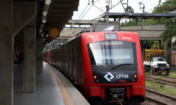 Metroviários de SP decidem hoje se entram em greve nesta terça-feira