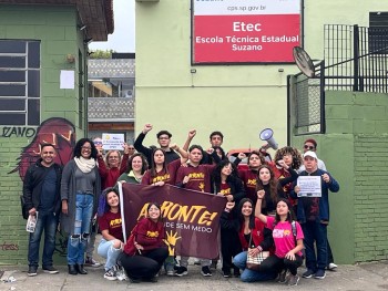 Etec de Suzano realiza abraço solidário em apoio a greve