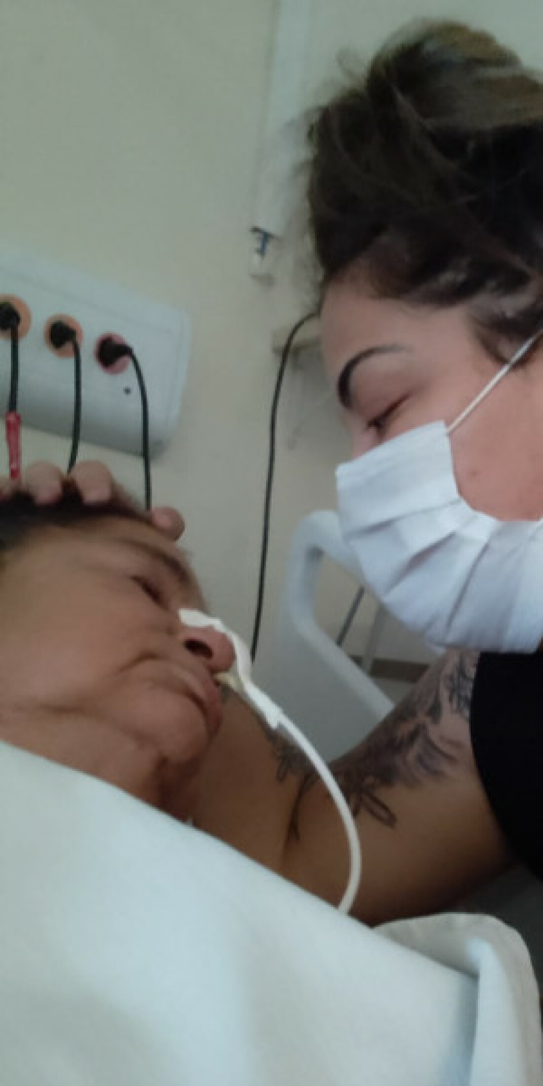 Filha afirma que mãe, internada desde novembro devido a um AVC, é vítima de maus-tratos em hospital de Mogi