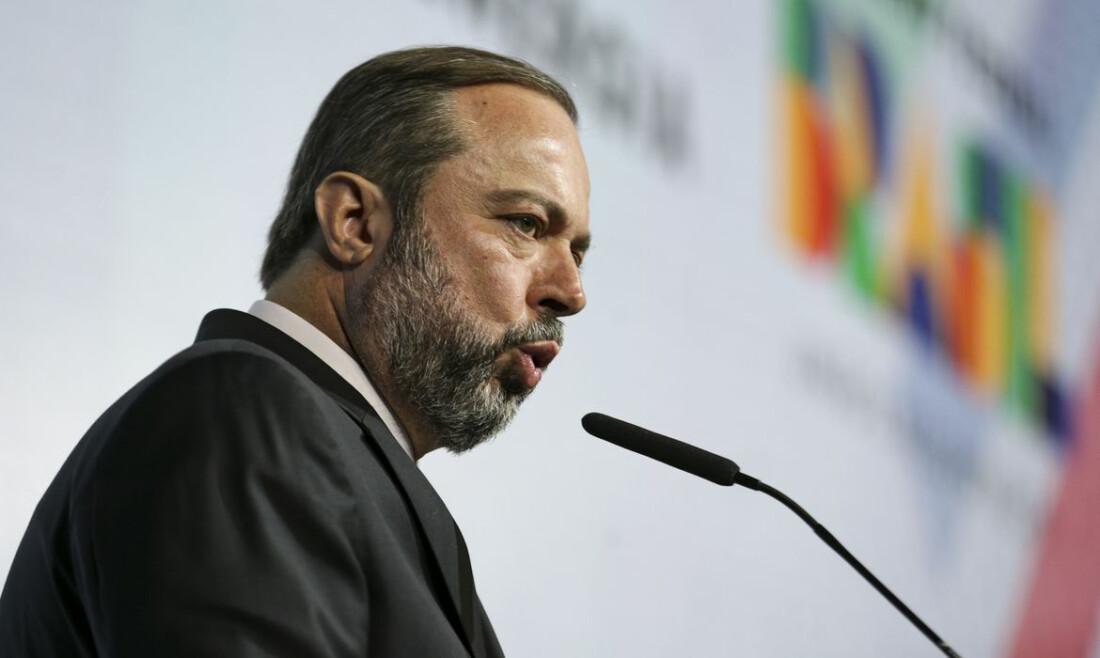 Ministro concede coletiva para esclarecer queda de energia