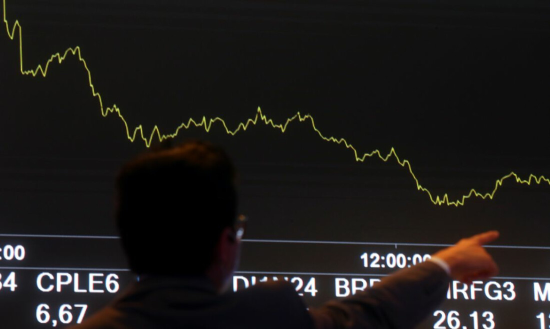 Dólar sobe para R$ 4,98 em mais um dia de turbulência no mercado