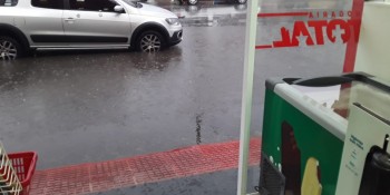 Farmacêutica reclama de problema com esgoto