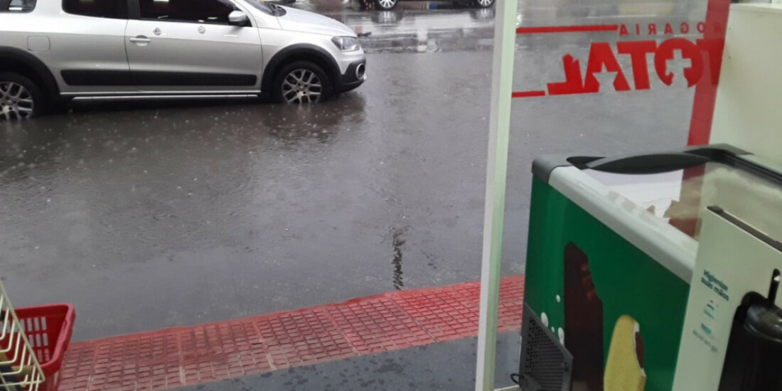 Farmacêutica reclama de problema com esgoto