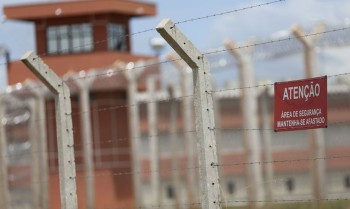 Relatório pede uso de câmeras por policial penal e armas menos letais