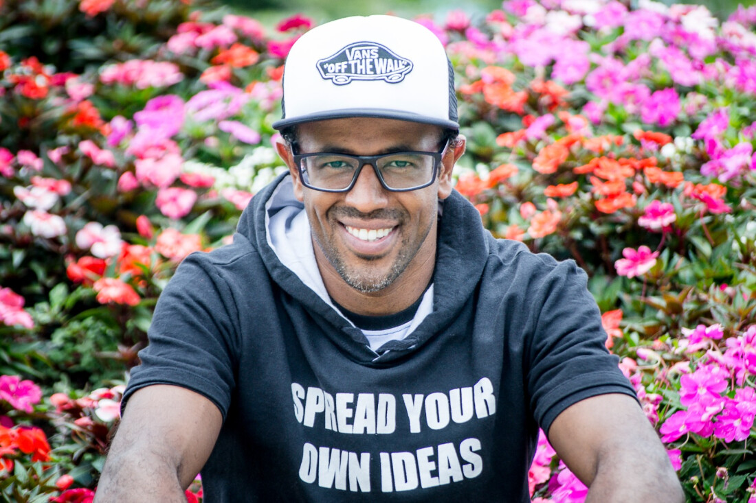 Escritor Sacolinha lança novo livro nesta sexta-feira