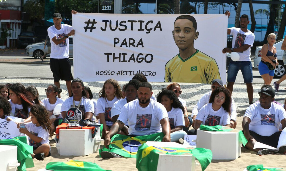 Ato em Copacabana pede justiça por rapaz morto em ação policial